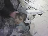 Hulpverleners redden meisje onder puin vandaan in Syrië