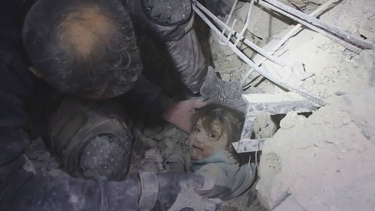 Beeld uit video: Hulpverleners redden meisje onder puin vandaan in Syrië