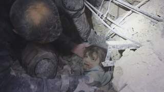 Hulpverleners redden meisje onder puin vandaan in Syrië