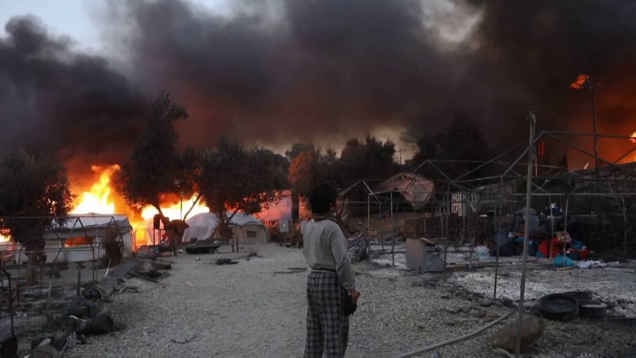 Beeld uit video: Bewoners Grieks vluchtelingenkamp Moria op de been na branduitbraak