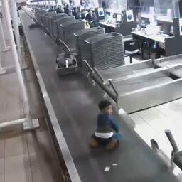 Video | Kind stapt op bagageband en maakt ritje door luchthaven in Chili