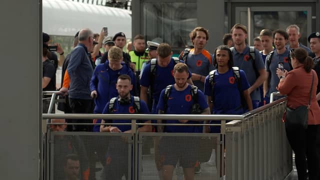 Nederlands elftal arriveert per trein in Berlijn voor EK-duel met Oostenrijk