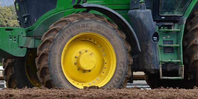 Bestuurder van tractor ziet inhalende automobilist over hoofd