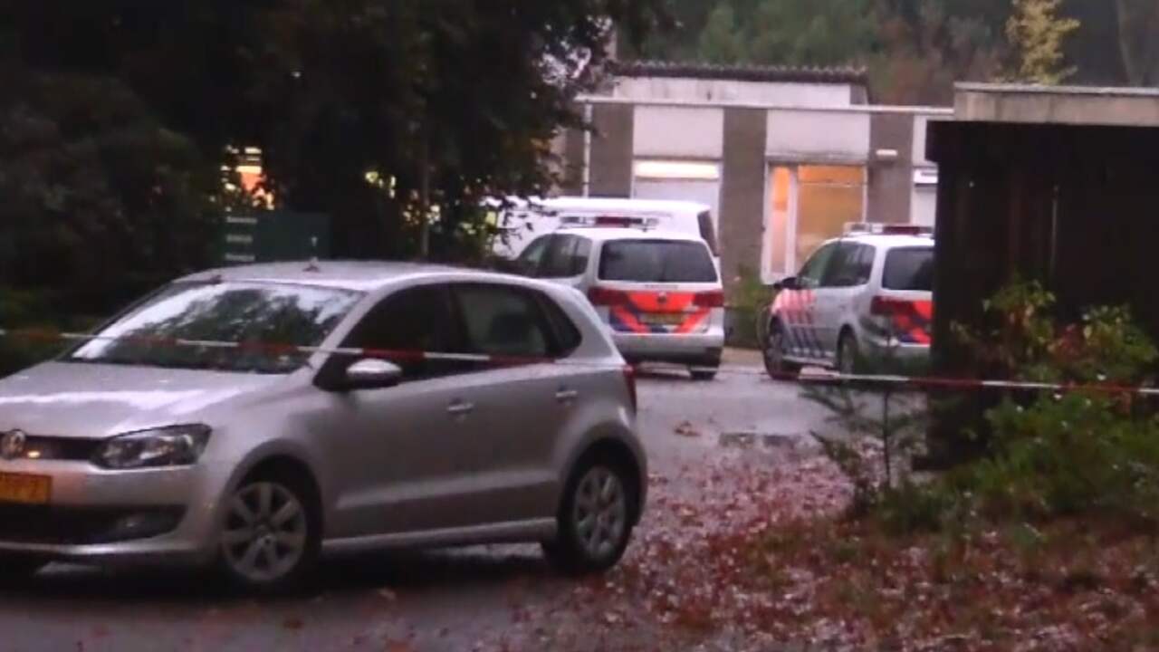 Beeld uit video: Politie zoekt dinsdag in kliniek Den Dolder naar aanwijzingen vermiste Anne