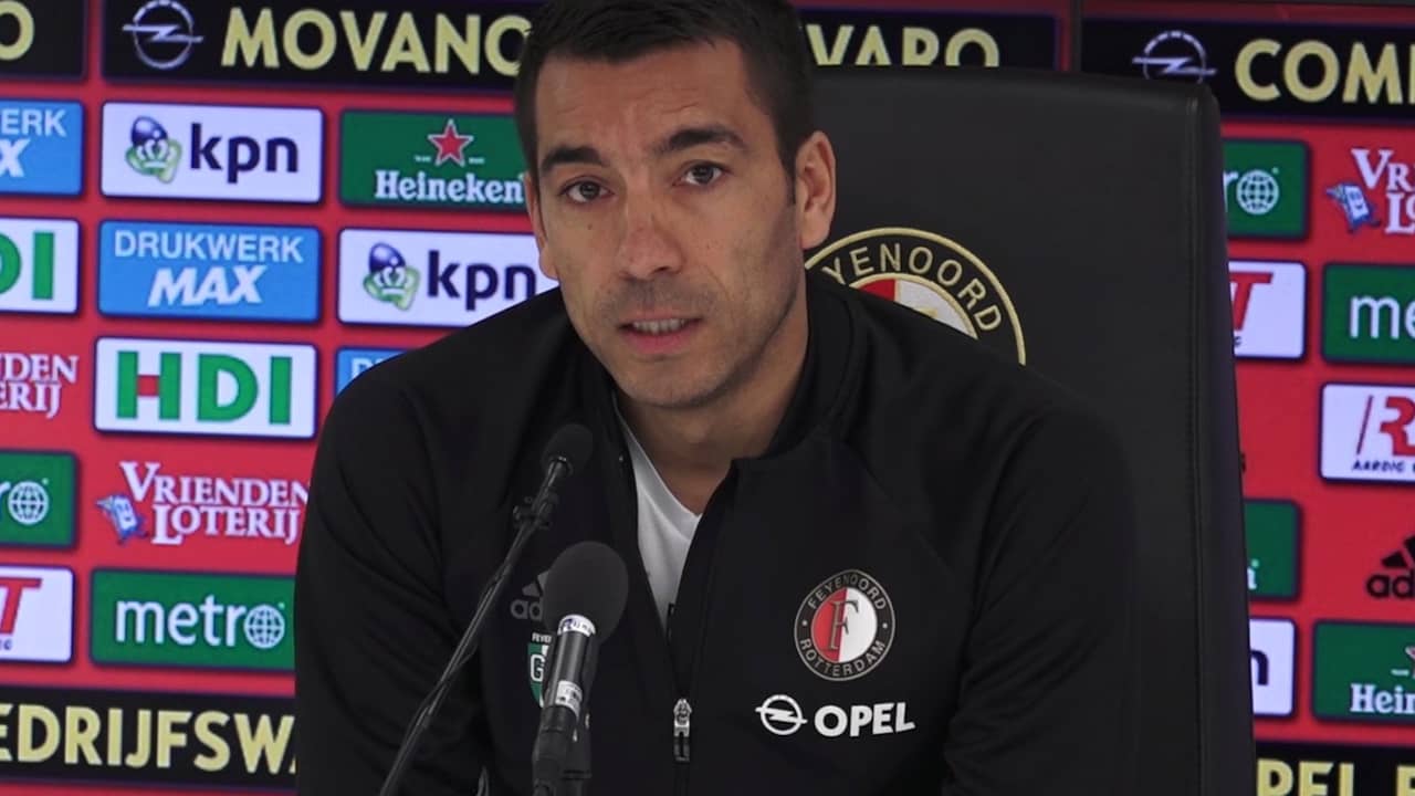 Beeld uit video: Van Bronckhorst wil nederlaag tegen Ajax wegspoelen