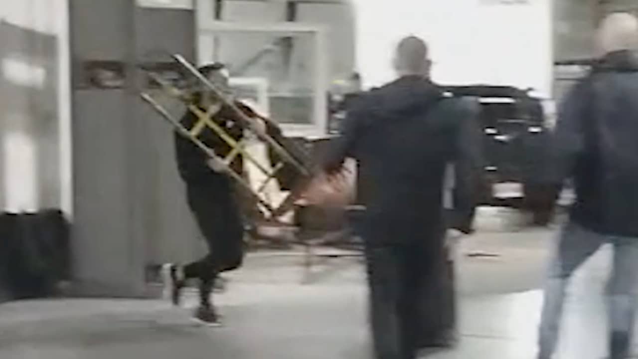 Beeld uit video: McGregor gooit steekwagen door busraam
