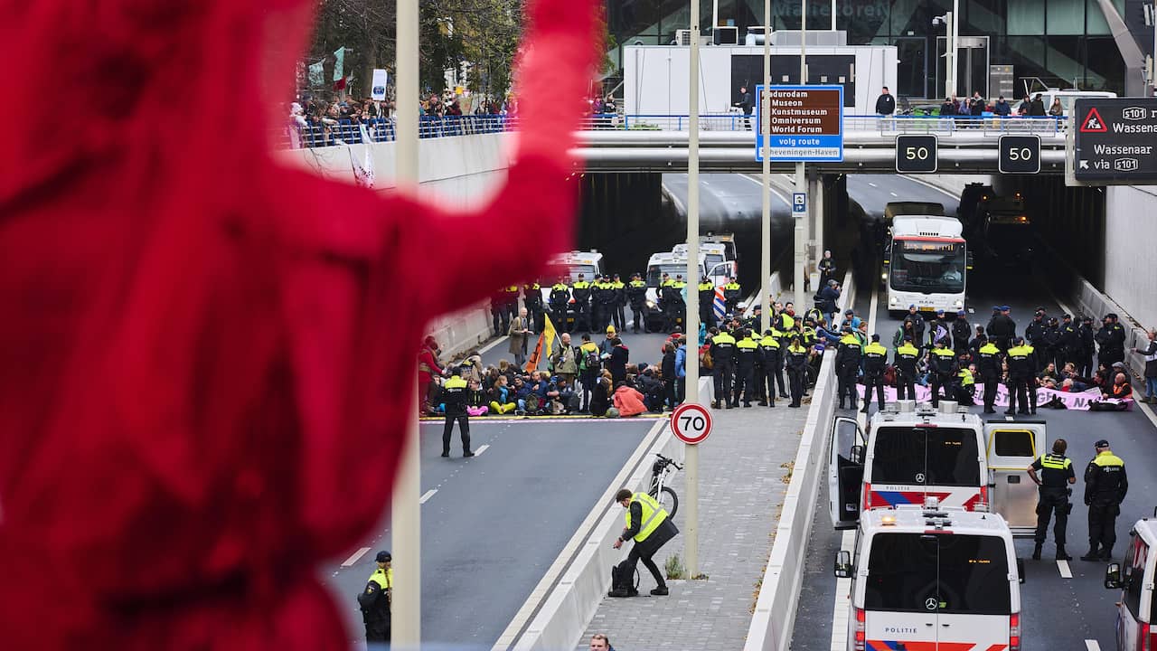 Organizations join blockade A12 after arrest of climate activists |  inland