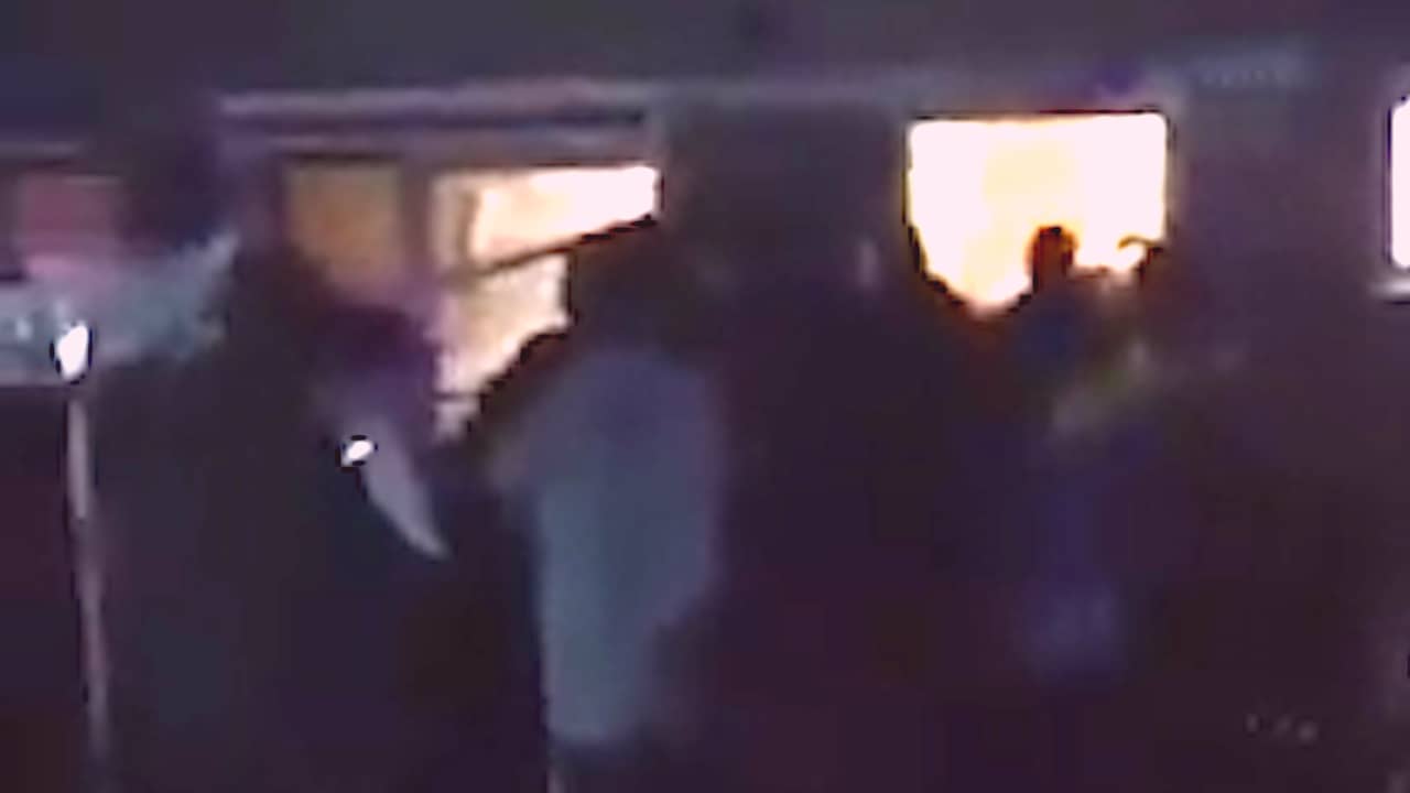 Beeld uit video: Groep jongeren valt huis in Urk binnen