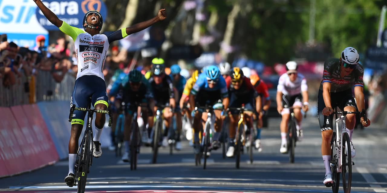 Girmay klopt Van der Poel en sprint naar historische ritzege in Giro d'Italia