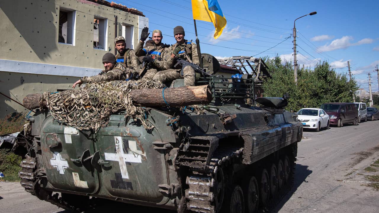 Beeld uit video: Witte kruizen op Oekraïense tanks en sociale media: hier staan ze voor
