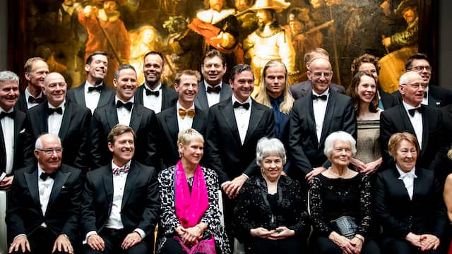 De huidige en oud-kampioenen treffen elkaar onder de nachtwacht.
