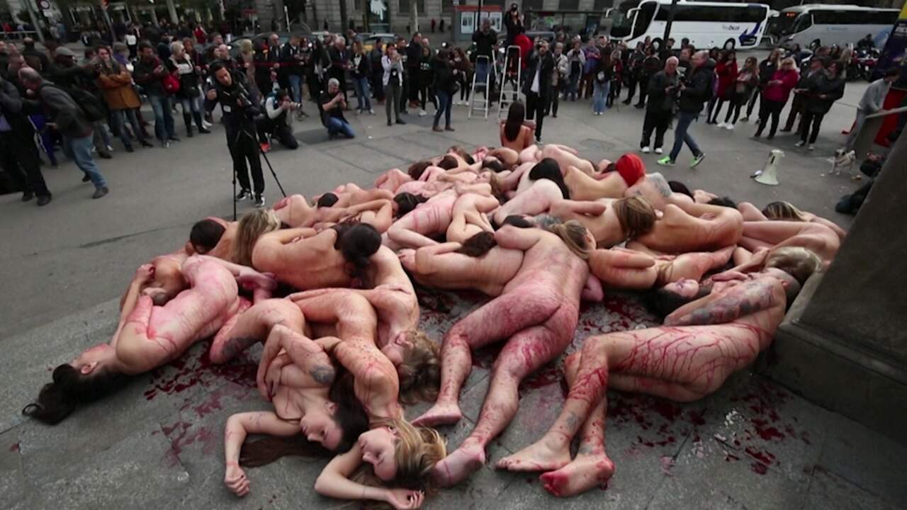 Dierenrechtenactivisten liggen naakt en bebloed in Barcelona