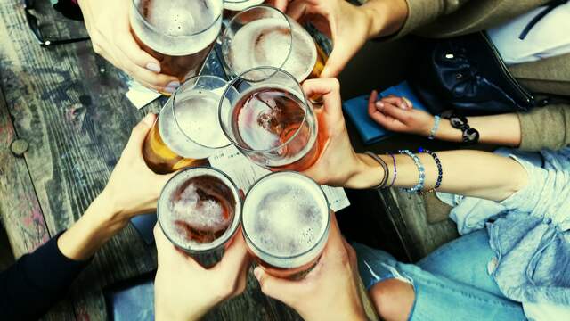 Op het Verleckerd Festival in de biertuin van het Werkspoorcafé kun je allerlei soorten bier proeven. Foto: Getty Images
