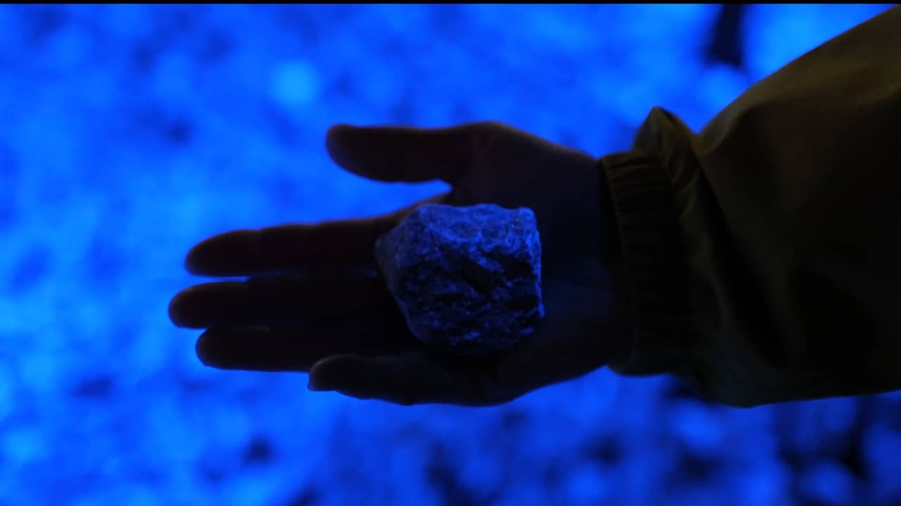 Holocaustmonument met lichtgevende stenen in Rotterdam onthuld