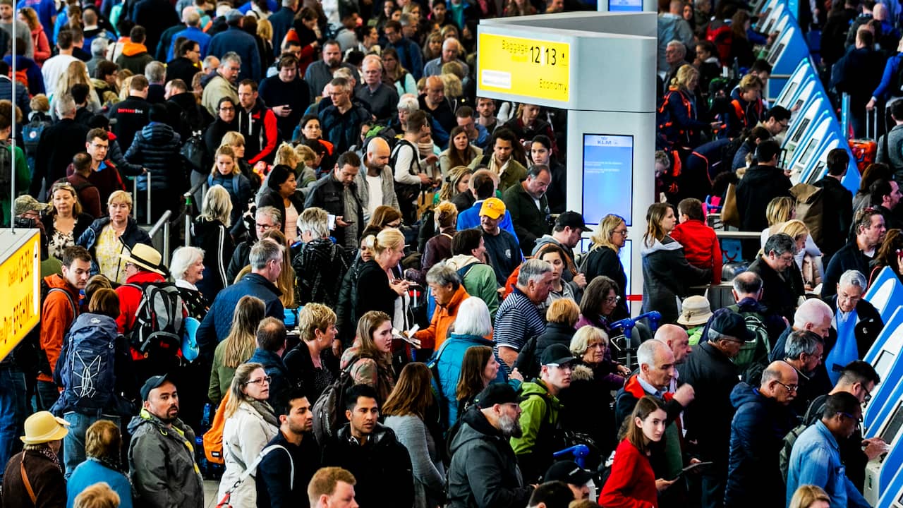 Still long queues at Schiphol, now due to staff problems at Marechaussee |  Economy