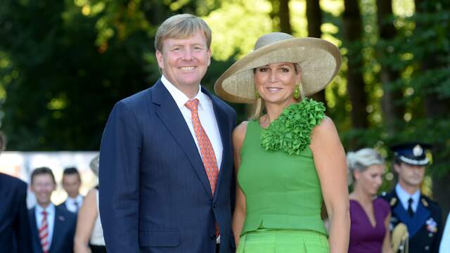 Het koningspaar in 2013 bij Paleis Het Loo tijdens een evenement.