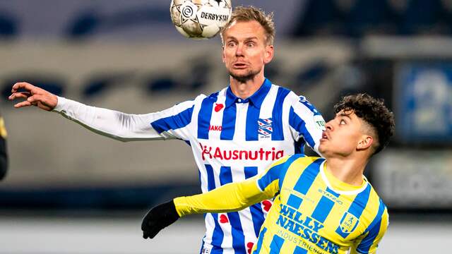 Heerenveen-invaller Siem de Jong duelleert met Ayman Azhil van RKC.