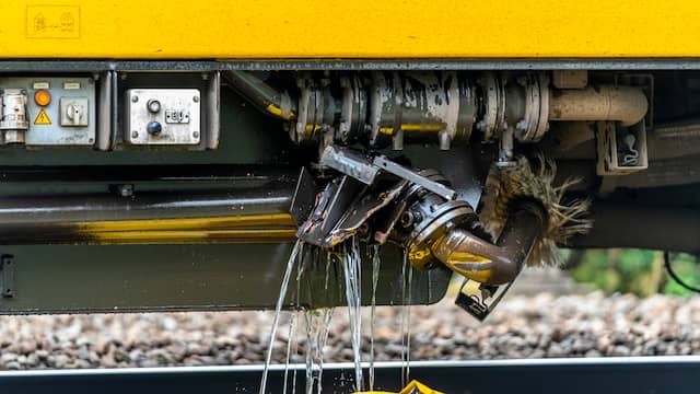 Trein beschadigd na botsing met graafmachine in Breda, geen gewonden. Trein beschadigd na botsing met graafmachine in Breda, geen gewonden.