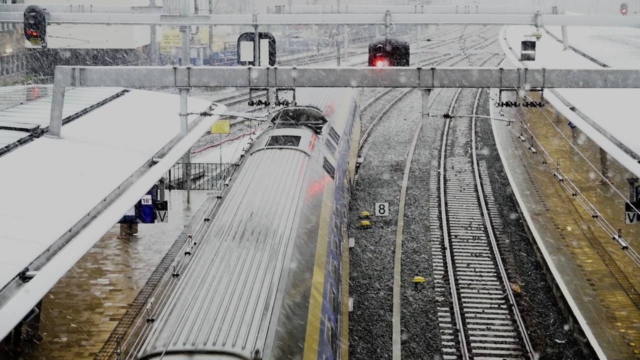 Beeld uit video: Veel treinen uitgevallen bij start nieuwe dienstregeling NS