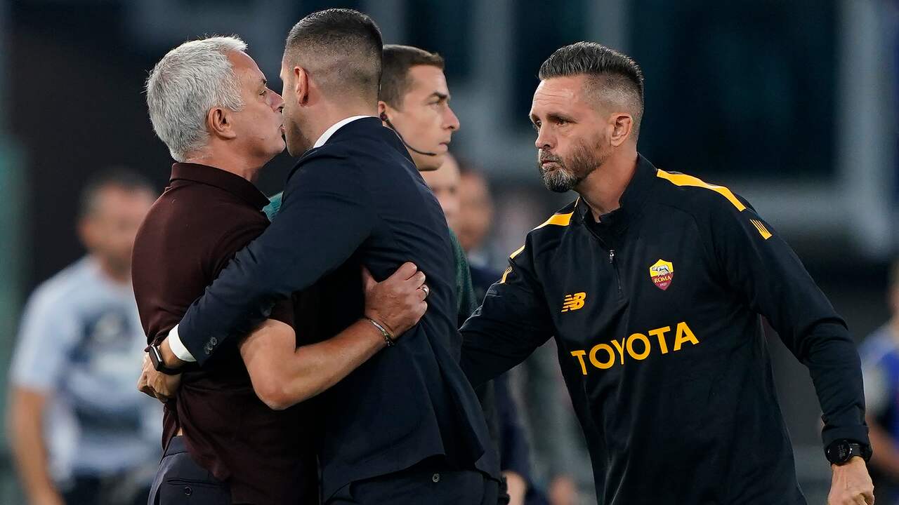 Жозе Моуриньо беше ядосан по време на мача на Рома срещу Аталанта.