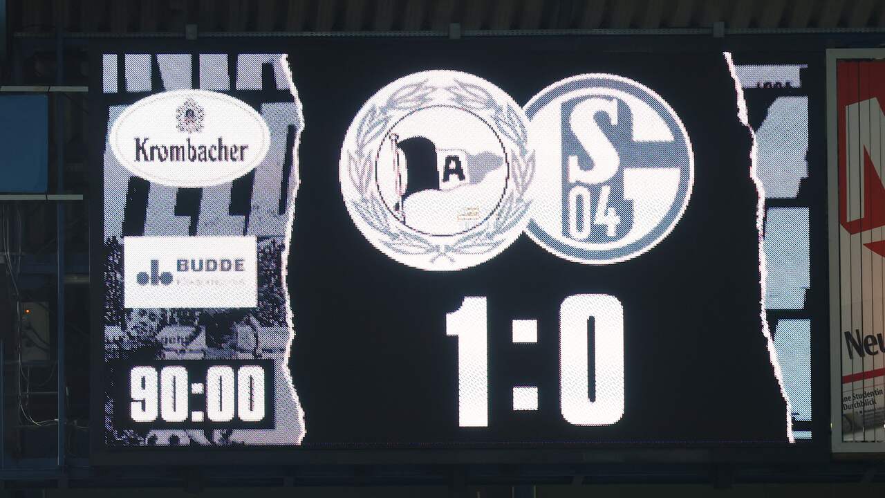 Een uitslag die de geschiedenisboeken ingaat: Schalke 04 verloor met 1-0 bij Arminia Bielefeld en is officieel uit de Bundesliga gedegradeerd.