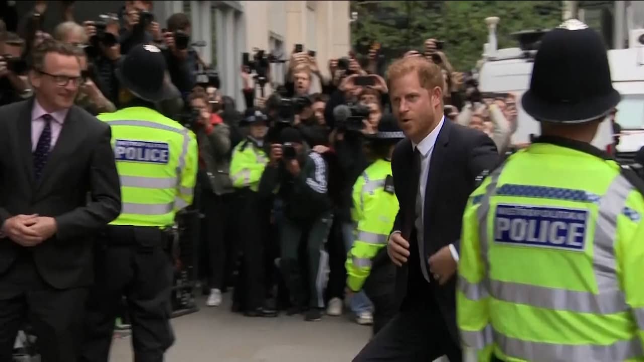 Beeld uit video: Prins Harry arriveert bij rechtbank voor getuigenis tegen tabloids
