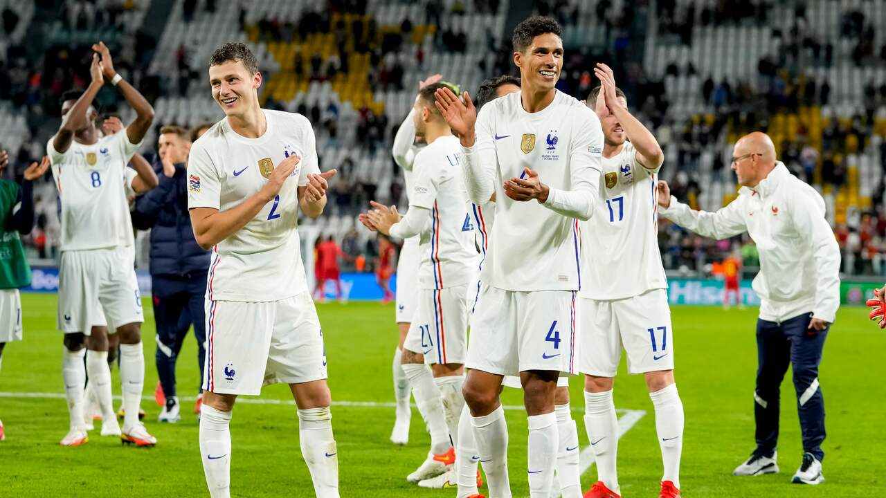 De spelers van Frankrijk vieren de zwaarbevochten zege met de meegereisde fans.