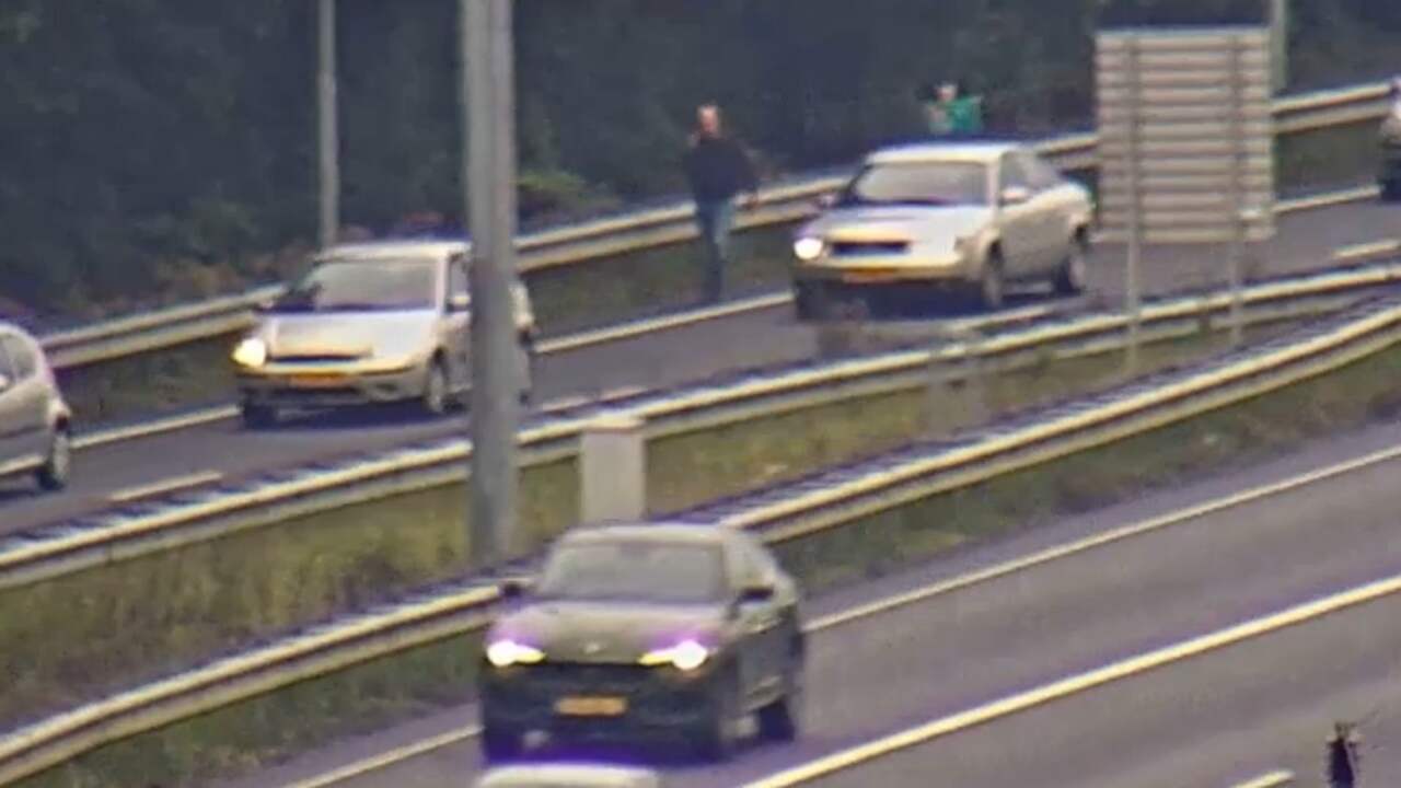 Beeld uit video: Boze man loopt over A4 bij Sloten na ruzie