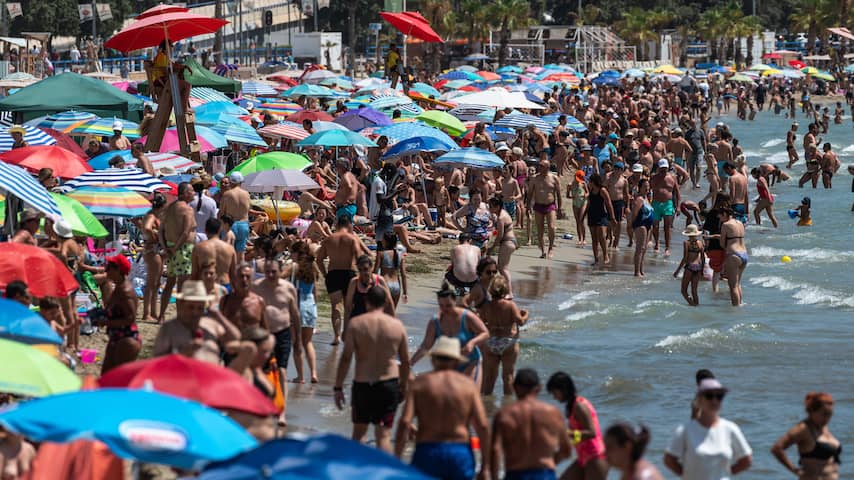 spanjaarden-zijn-klaar-met-toeristen-maar-zien-er-steeds-meer-komen.jpg