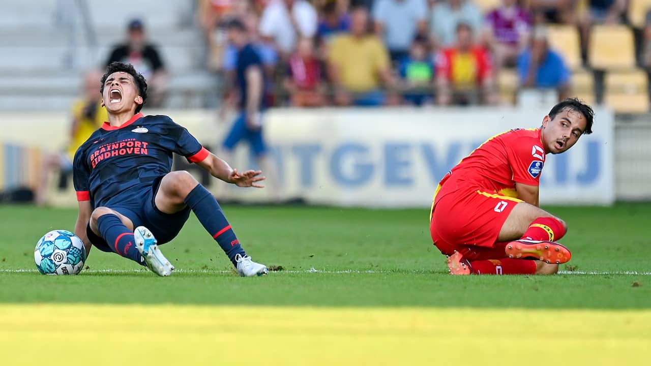 Mats Deijl ha colpito frontalmente alla caviglia il centrocampista del PSV Richard Ledezma.