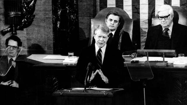 Walter Mondale (midden) tijdens een toespraak van president Jimmy Carter in de senaat in 1977.