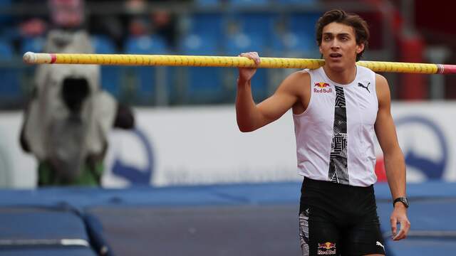 Armand Duplantis heeft alle schijnwerpers op zich gericht bij het polsstokhoogspringen.