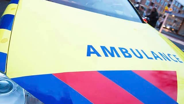 Scooterrijder overlijdt na botsing op politiewagen. Scooterrijder overlijdt na botsing op politiewagen.