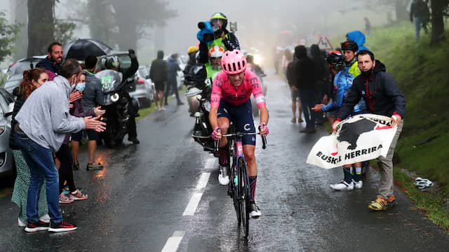 De renners reden regelmatig in de stromende regen in Baskenland.