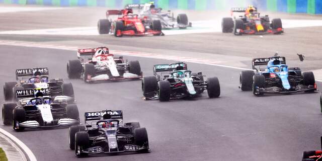 Verstappen geraakt bij chaotische start GP Hongarije ...
