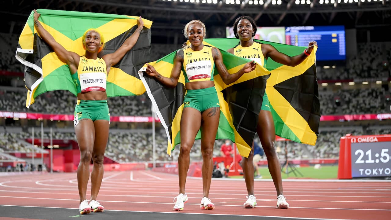 Jamaice won met Elaine Thompson (midden), Shelly-Ann Fraser-Pryce (links) en Shericka Jackson alle medailles op de 100 meter.