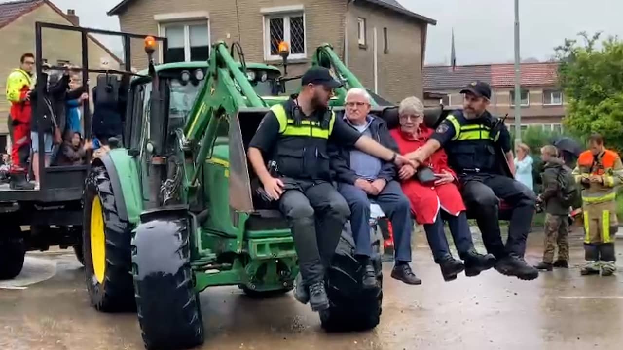 Beeld uit video: Reddingsbrigade en leger evacueren inwoners Valkenburg