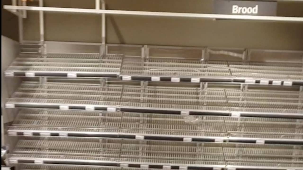 Beeld uit video: Lege schappen in supermarkten door coronamaatregelen