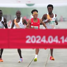 Video | Afrikaanse lopers lijken Chinese concurrent te laten winnen in marathon
