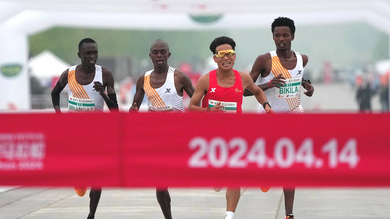 Beeld uit video: Afrikaanse lopers lijken Chinese concurrent te laten winnen in marathon