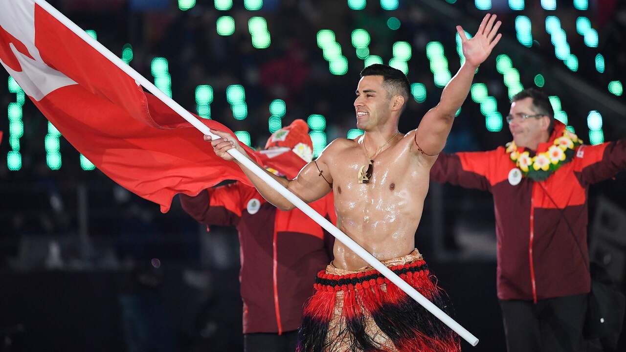 taufatofua-vlag-tonga-dragen-met-ontbloot-bovenlijf-heeft-leven-veranderd.jpg