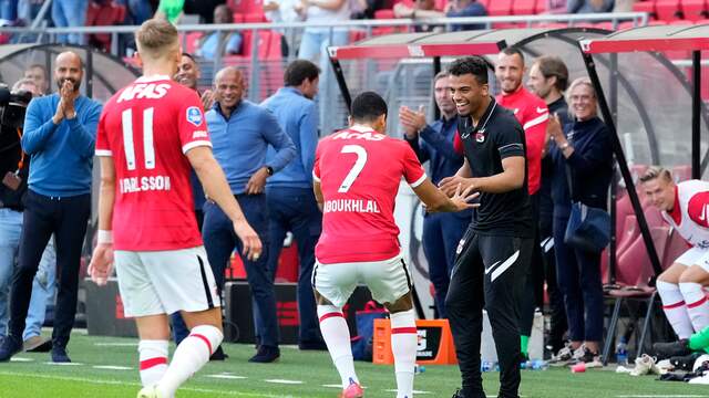 Zakaria Aboukhlal viert zijn doelpunt met Owen Wijndal.