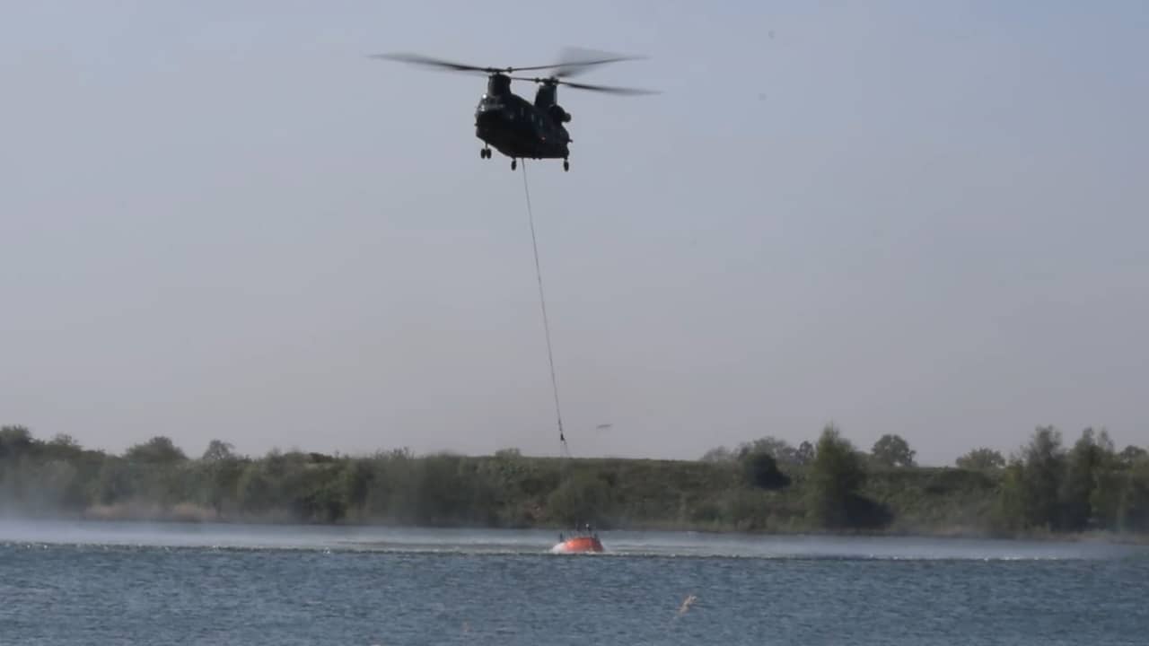 Beeld uit video: Chinook-helikopters ingezet bij natuurbrand in Noord-Brabant