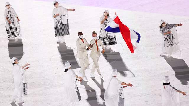 Atleet Martina en skateboardster Oldenbeuving droegen de Nederlandse vlag het olympisch stadion binnen.
