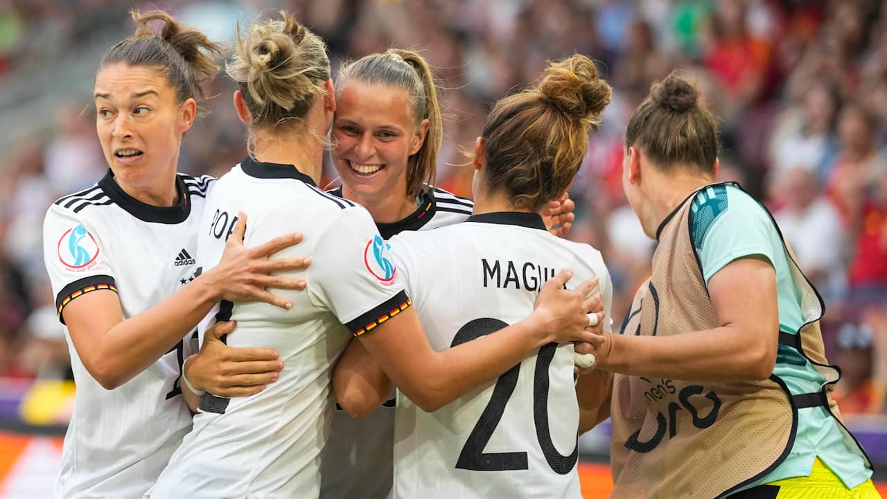 Deutschland steht unter anderem wegen eines Fehlers des spanischen Torhüters sicher im Viertelfinale der EM |  JETZT