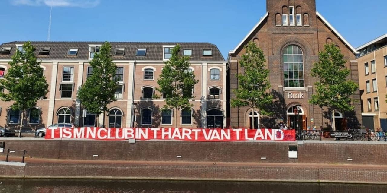 Supporters hangen spandoeken in de stad vanwege 50e verjaardag FC Utrecht