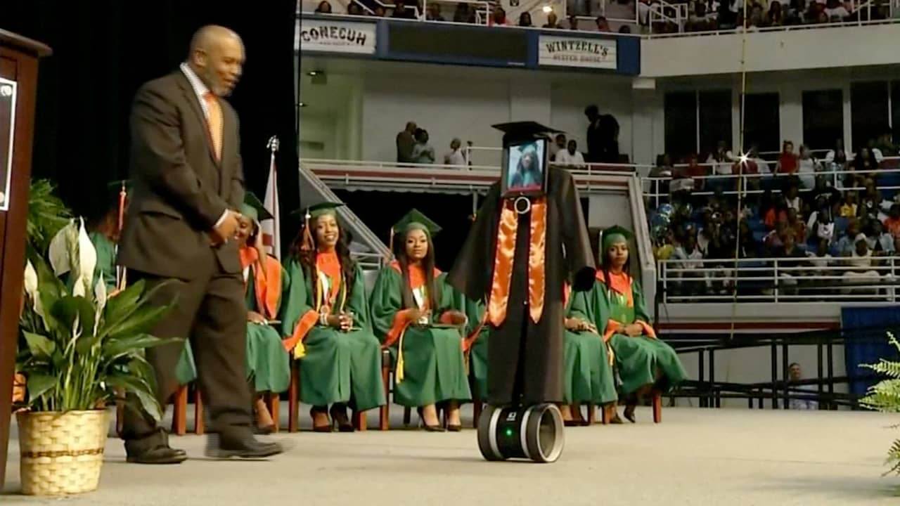 Beeld uit video: Robot neemt plaats van scholiere in bij diploma-uitreiking VS