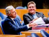 50Plus-Kamerlid Martin van Rooijen (links) met zijn fractieleider Henk Krol voor aanvang van het debat over de Wet Hillen.