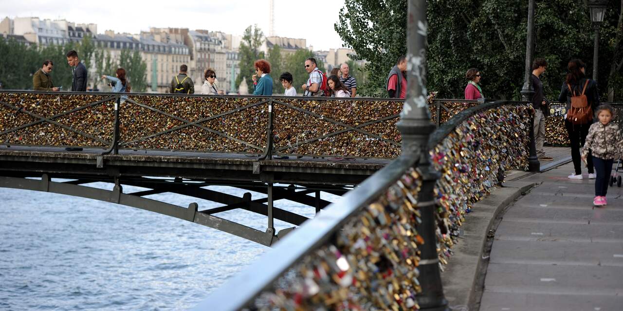 In beeld: Parijs verwijdert miljoen liefdesslotjes van brug