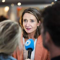 Matthijs van Nieuwkerk kan volgens voorzitter NPO nog niet terug op tv